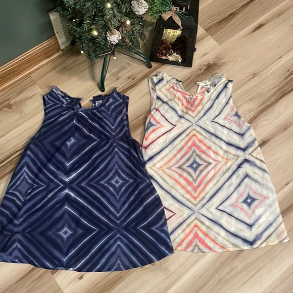 Old Navy Tops - 2 old navy xs tank tops